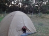 Jana schaut vorsichtig aus dem Zelt