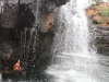 Tinka kühlt sich im Wasserfall ab
