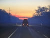 Waldbrände bei Sonnenuntergang auf dem Weg nach Darwin