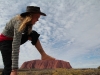 Tinka besteigt den Uluru
